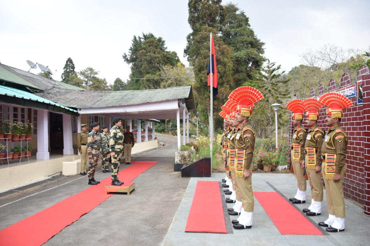 BSF_Meghalaya's tweet photo. Ms Sonali Mishra, IPS, ADG, HQ Eastern Command   welcomed by Sh Pradip Kumar, IPS, IG BSF Meghalaya on her 03 days visit to BSF Meghalaya Frontier. ADG also interacted with all senior officers of Frontier and reviewed the security scenario.
@PIBShillong @BSF_India https://t.co/ibBz79eLp6