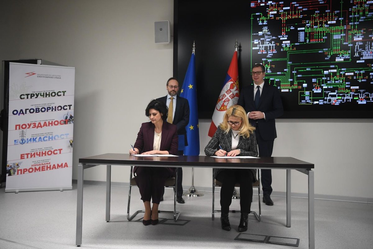 Ovo je za nas veliki poklon, koji strukturalno snaži kapacitete Republike Srbije i na tome smo beskrajno zahvalni.
Vučić prisustvovao je ceremonijalnom potpisivanju Finansijskog sporazuma za paket energetske podrške #EU Srbiji.

#EU #EUzaTebe #BoljiSmoZajedno
@avucic
