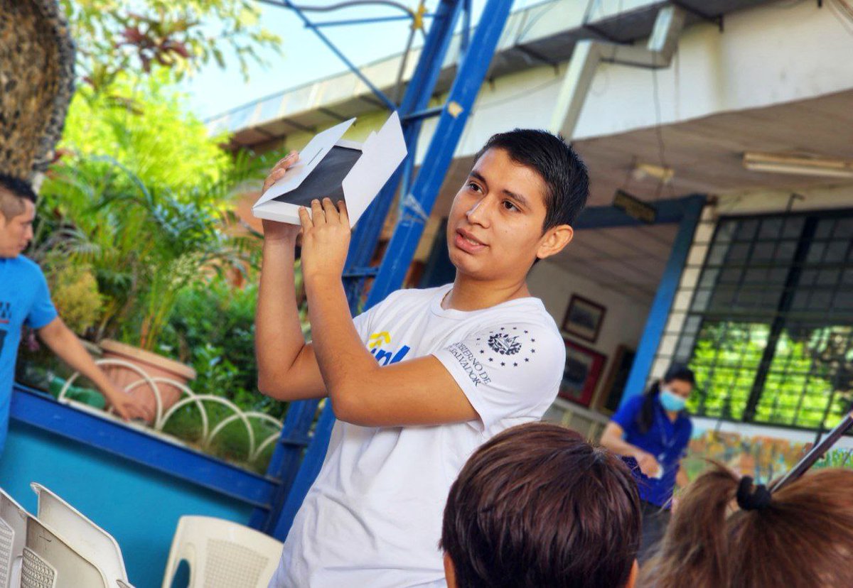 BarrientosAMSV's tweet photo. Reduciendo la brecha digital con el programa #EnlacesConLaEducación esta mañana me presente a la entrega de tablets a estudiantes de parvularia... https://t.co/CyCJZYVTOo