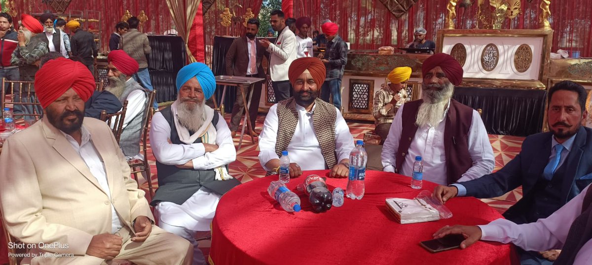 ravigrewalmoga's tweet photo. ਸਾਡੇ ਬਹੁਤ ਹੀ ਅਜ਼ੀਜ਼ ਦੋਸਤ ਬਲਤੇਜ ਸਿੰਘ ਮੰਦਰ ਜੀ ਦੇ ਭਤੀਜੇ ਦੇ ਵਿਆਹ ਤੇ ਖੁਸ਼ੀਆਂ ਵਿੱਚ ਸਾਂਝ ਪਾਉਂਦੇ ਹੋਏ।
#dharmkot
@BJP4Punjab https://t.co/eyTYgIUhhc