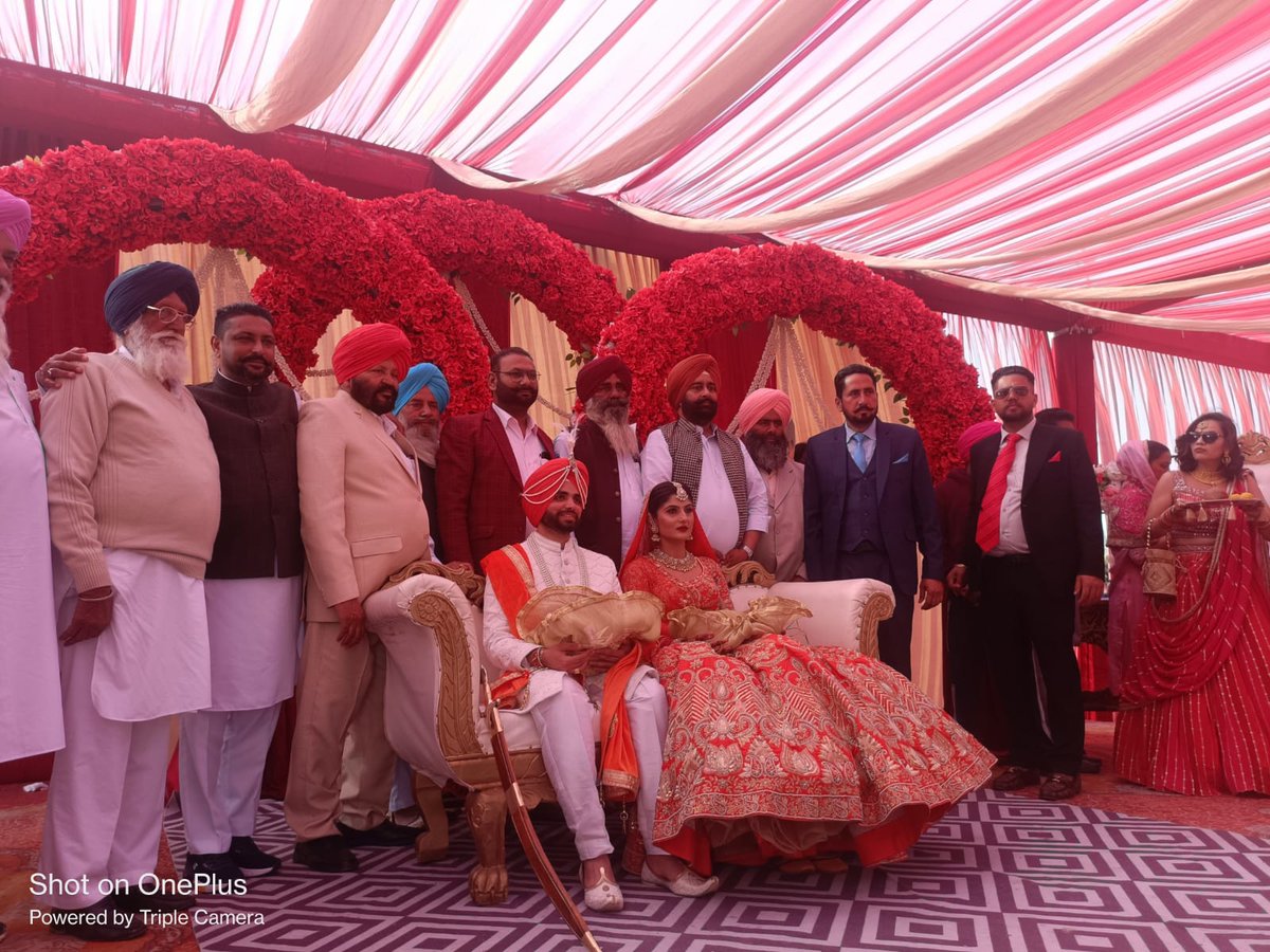ravigrewalmoga's tweet photo. ਸਾਡੇ ਬਹੁਤ ਹੀ ਅਜ਼ੀਜ਼ ਦੋਸਤ ਬਲਤੇਜ ਸਿੰਘ ਮੰਦਰ ਜੀ ਦੇ ਭਤੀਜੇ ਦੇ ਵਿਆਹ ਤੇ ਖੁਸ਼ੀਆਂ ਵਿੱਚ ਸਾਂਝ ਪਾਉਂਦੇ ਹੋਏ।
#dharmkot
@BJP4Punjab https://t.co/eyTYgIUhhc