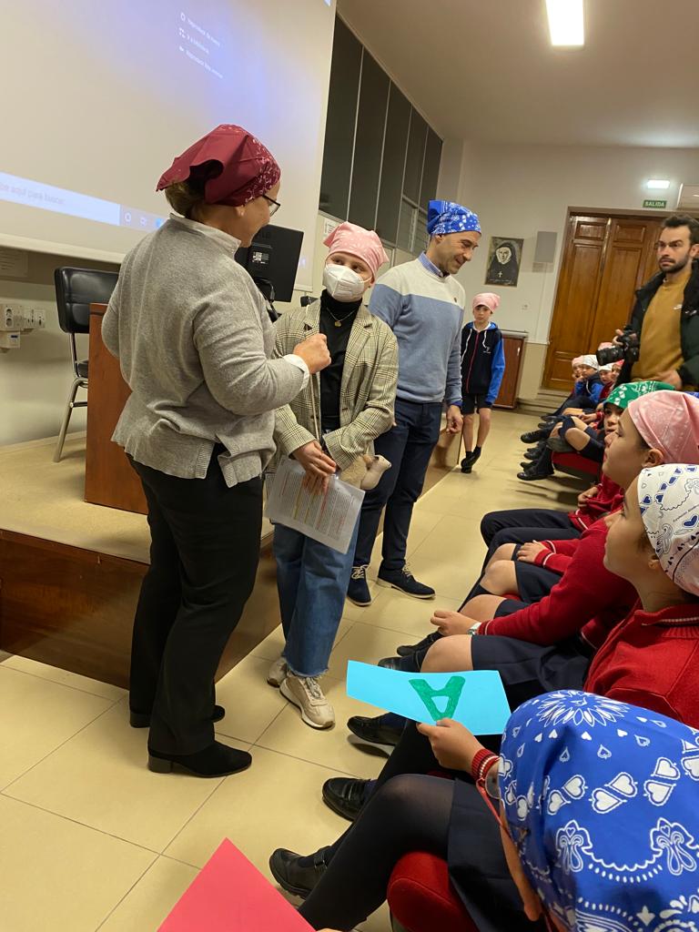 Hoy más que nunca orgullosos de nuestro colegio. Gracias a todos los que lo han hecho posible y, en especial,  a la <a href="/FundAladina/">Fundación Aladina</a> por ser tan maravillosos. ¡Mucha fuerza Cova! 😍💪
#DiaMundialContraElCancerInfantil #PanueloChallengeAladina #EspírituDeFamiliaJesúsMaría