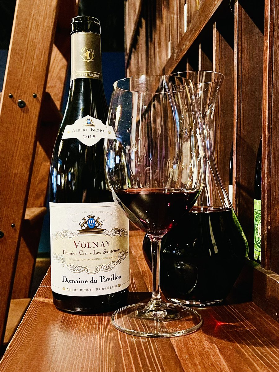 Despite its name, the fruit for the 2018 Albert Bichot Domaine du Pavillon Volnay "Les Santenots" (Premier Cru) actually comes from Meursault!

instagram.com/reel/CosAbysgv…

#albertbichot #burgundy #burgundywine