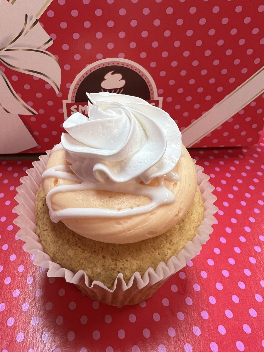 SmallCakesNDH's tweet photo. Yesterday you treated your sweetheart so today you treat yourself! #PeachesAndCream #KrispyRiceCream & #VanillaSprinkle #Cupcakes +17 delicious daily #cupcake flavors! Order pickup at 404.621.9634 or https://t.co/MTIy7NEtp6! Or get delivery via UberEats GrubHub or DoorDash! https://t.co/zJsp1AjTlM