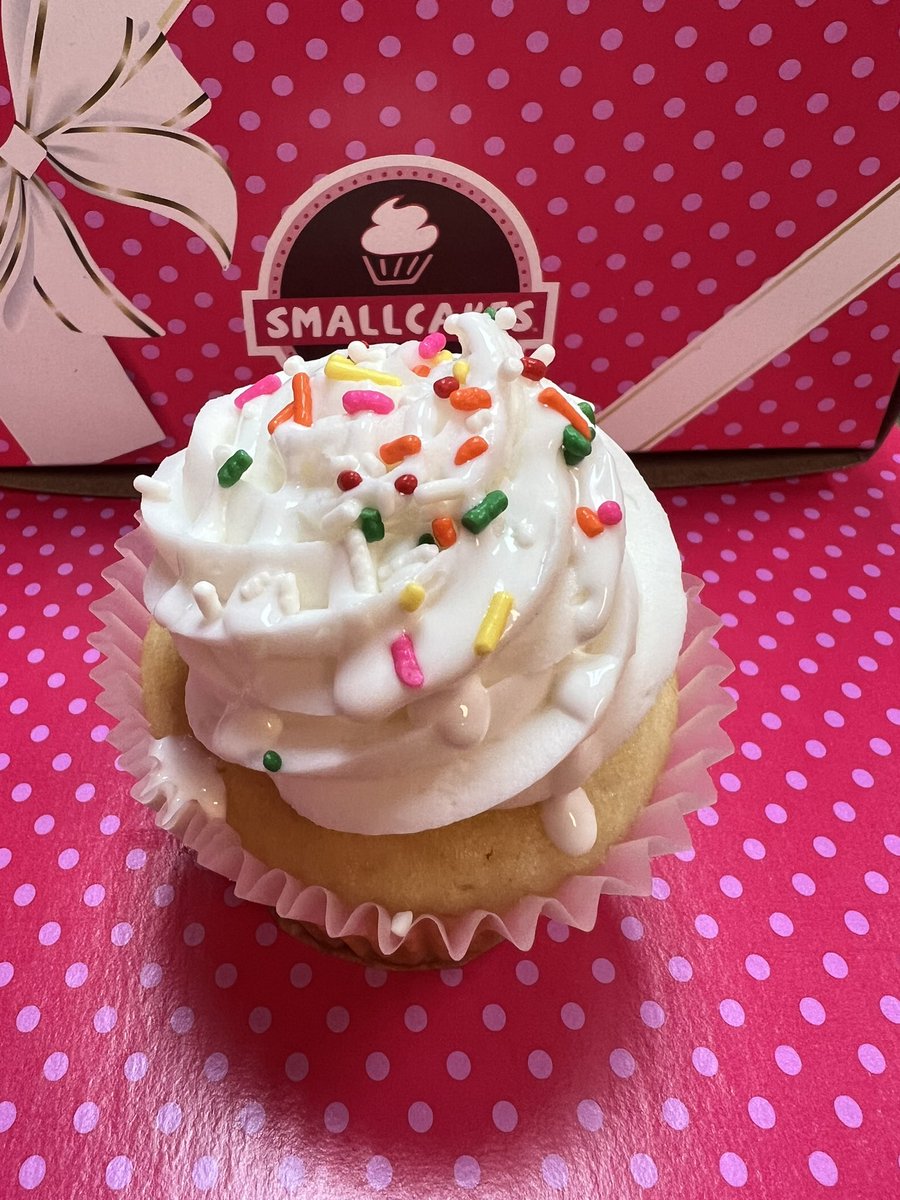SmallCakesNDH's tweet photo. Yesterday you treated your sweetheart so today you treat yourself! #PeachesAndCream #KrispyRiceCream & #VanillaSprinkle #Cupcakes +17 delicious daily #cupcake flavors! Order pickup at 404.621.9634 or https://t.co/MTIy7NEtp6! Or get delivery via UberEats GrubHub or DoorDash! https://t.co/zJsp1AjTlM