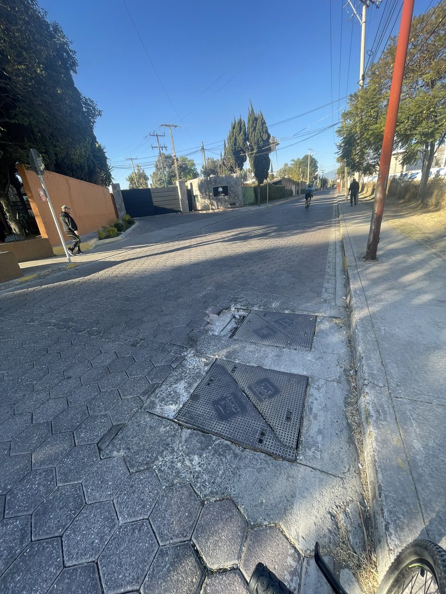 markodev84's tweet photo. Hola @TELMEXSoluciona @Telmex este bache tiene varios meses en Prolongación 15 Sur ,2317 E #lahuerta #sanpedrocholula https://t.co/4loKeDTars