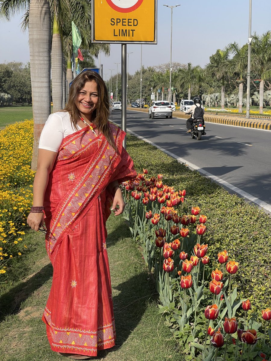 LyfInTransit's tweet photo. If spring is here can tulips be far behind? Here is the proof. 13 day long tulip festival has begun at Shantipath lawns in Delhi. Tulip walks, photography competitions and a date with spring is in store for Delhiites!
#backyardtourism #NDMCTulipFestival https://t.co/Sr3SO2OMow