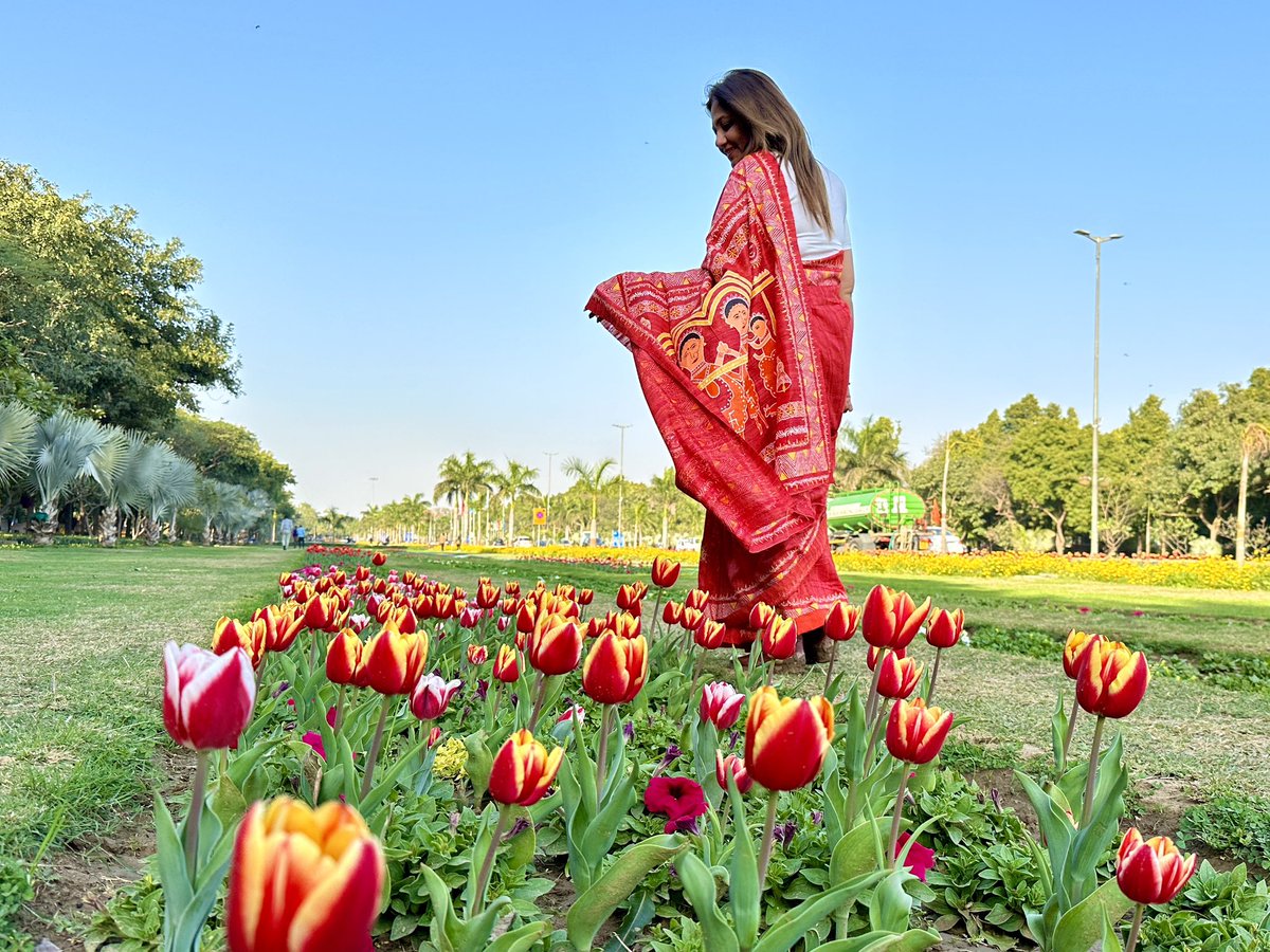 LyfInTransit's tweet photo. If spring is here can tulips be far behind? Here is the proof. 13 day long tulip festival has begun at Shantipath lawns in Delhi. Tulip walks, photography competitions and a date with spring is in store for Delhiites!
#backyardtourism #NDMCTulipFestival https://t.co/Sr3SO2OMow