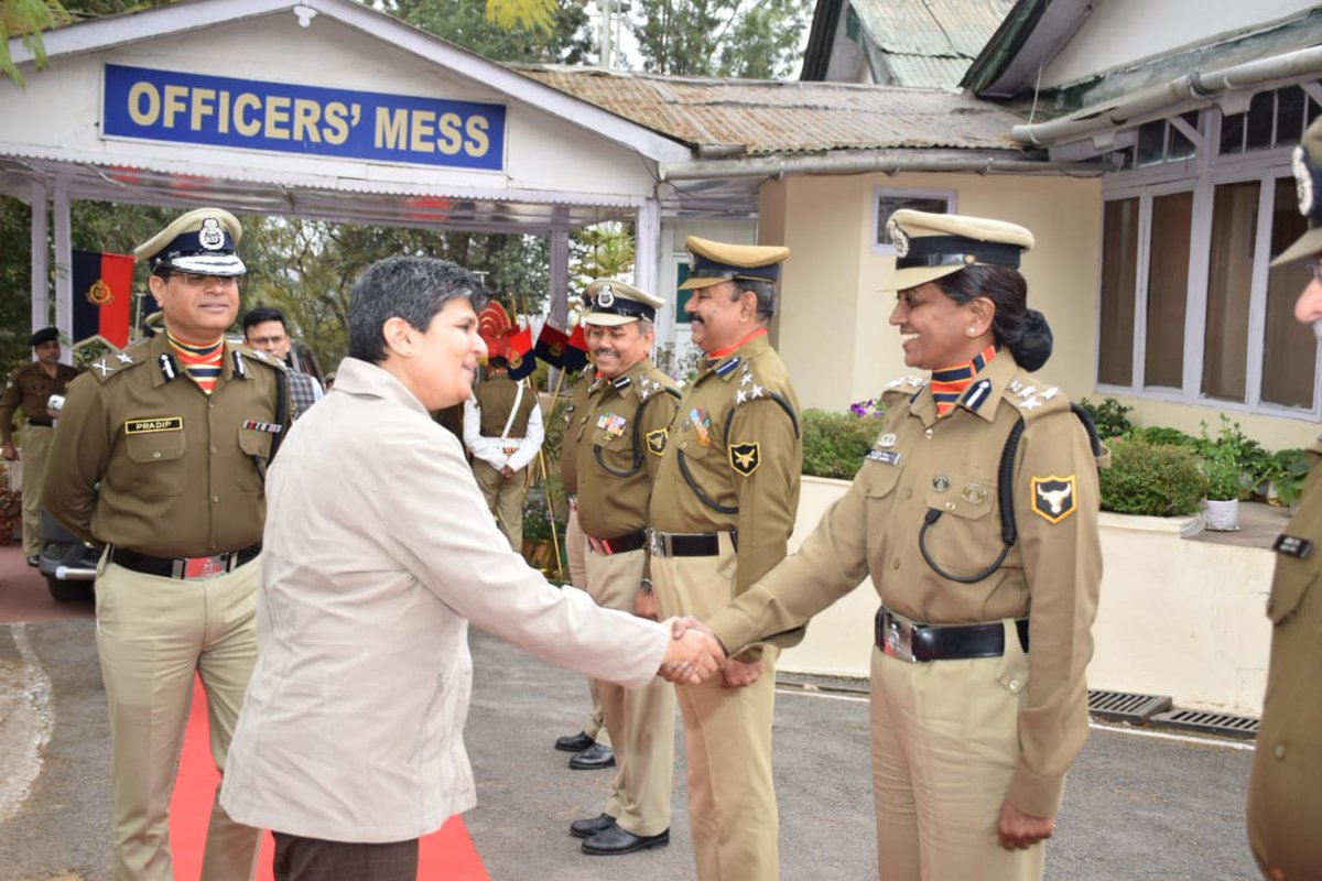 BSF_Meghalaya's tweet photo. Ms Sonali Mishra, IPS, ADG, HQ Eastern Command   welcomed by Sh Pradip Kumar, IPS, IG BSF Meghalaya on her 03 days visit to BSF Meghalaya Frontier. ADG also interacted with all senior officers of Frontier and reviewed the security scenario.
@PIBShillong @BSF_India https://t.co/ibBz79eLp6