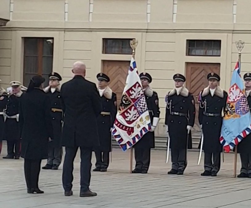 MattFieldUK's tweet photo. Už jsem tu oficiálně.

Dnes odpoledne jsem 🇨🇿 prezidentovi předal pověřovací listiny od krále Karla III. Moje mise začíná.

Ale nejprve 🫖 s mými skvělými kolegy na 🇬🇧 ambasádě. https://t.co/B6PWv8IiP8