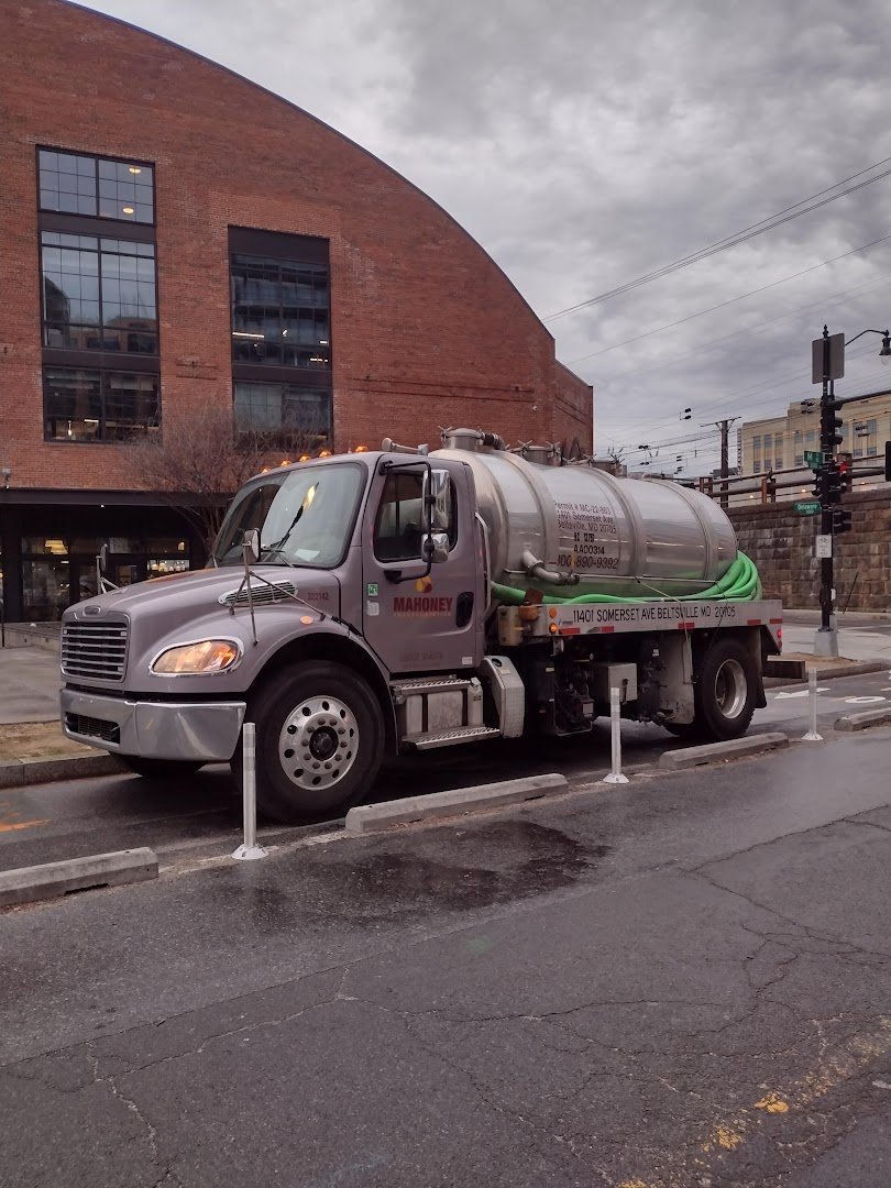 DCTrikeMom's tweet photo. No sir, those concrete barriers are not there to create a protected industrial vehicle zone for you.
@LaneSquattersDC M St NE in front of @REI as usual. https://t.co/8tPE2cDf5L