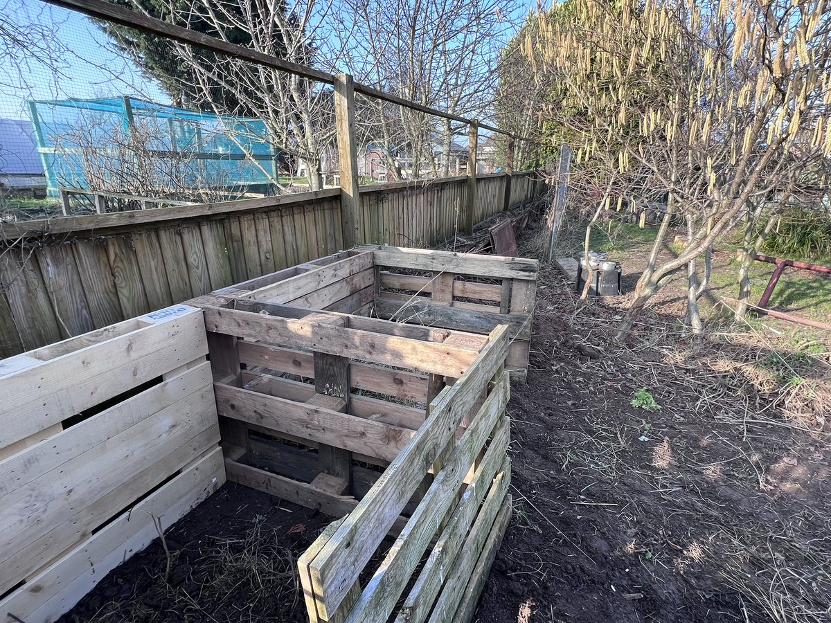 GreenparkKL's tweet photo. Our school allotment has had a bit of a spring tidy today with the help of some of @KLWNBC outdoor spaces team 💚 looking forward to using our new compost bay 🪱 that was kindly built by one of our volunteer helpers #forestschool #allotment #learningoutdoors https://t.co/bKswWdzPhm