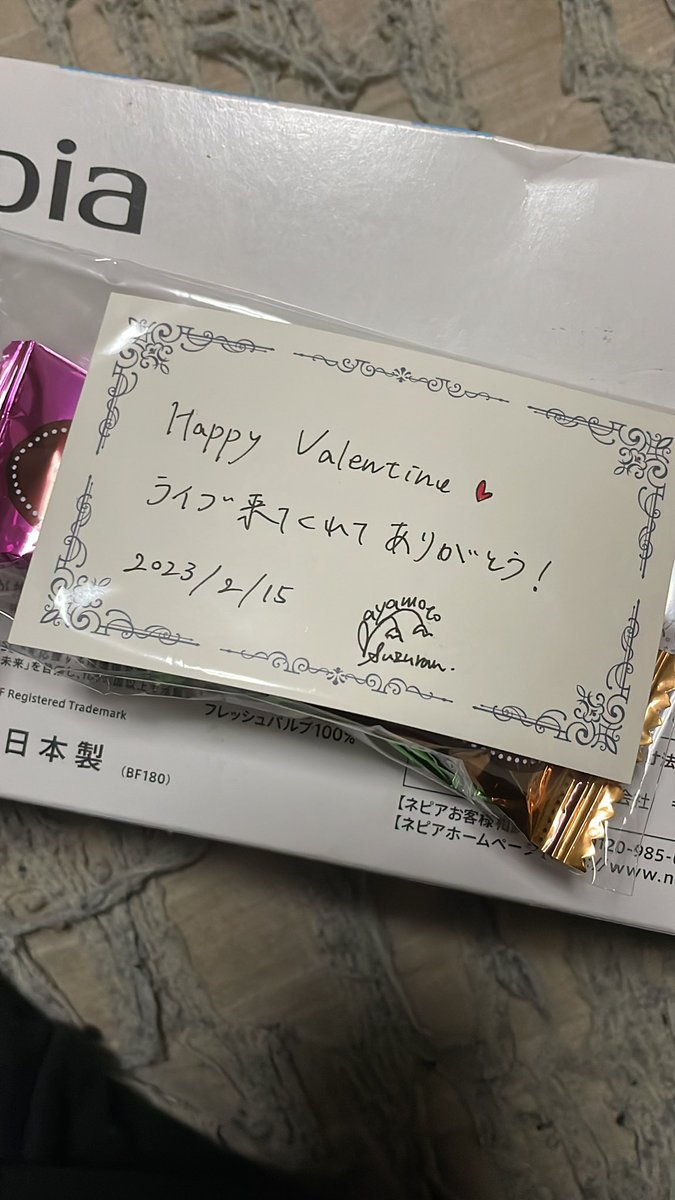 taPPi_8822_TPP's tweet photo. ライブで購入したチェキ&amp;グッズ一覧です🎵
チェキは綾本鈴蘭さんと去年Carry outでご一緒だったmyoquさんと撮りました🎵
缶バッチは12月にご一緒だった星嶋あかりさんデザインのです🎵
さらに綾本さんからはまさかのバレンタインのプレゼントをもらいました🎵

#CTV9 https://t.co/QkTrWXavTG