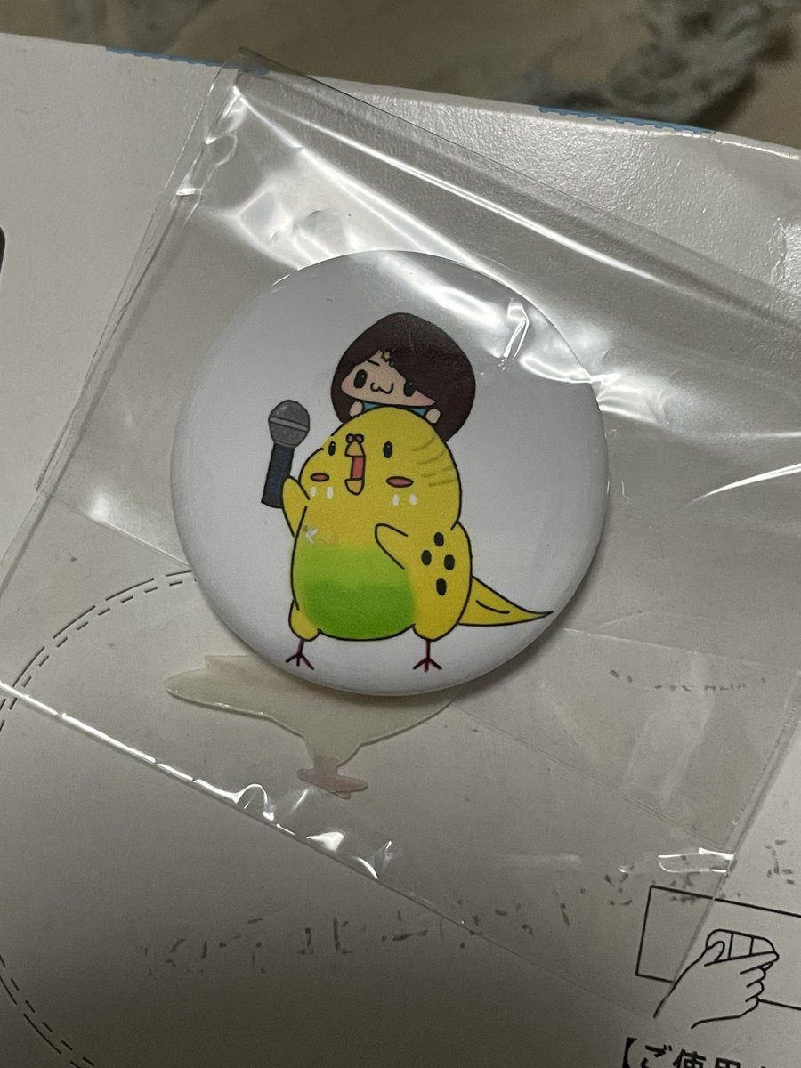 taPPi_8822_TPP's tweet photo. ライブで購入したチェキ&amp;グッズ一覧です🎵
チェキは綾本鈴蘭さんと去年Carry outでご一緒だったmyoquさんと撮りました🎵
缶バッチは12月にご一緒だった星嶋あかりさんデザインのです🎵
さらに綾本さんからはまさかのバレンタインのプレゼントをもらいました🎵

#CTV9 https://t.co/QkTrWXavTG