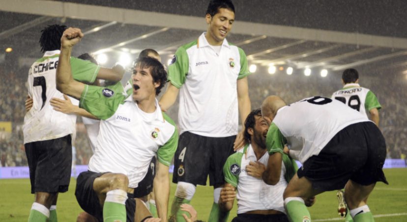 OFFSIDEpodcasts's tweet photo. Racing Santander - Manchester City, Europa (2008-2009) 

El Real Racing Club, no ha podido escribir más páginas en su historia europea. 
Después de vencer al Manchester City 3–1 en casa, el equipo cántabro sale de cabeza levantada. Aunque la victoria del PSG por 4 les deja fuera. https://t.co/54vjQa8c4m