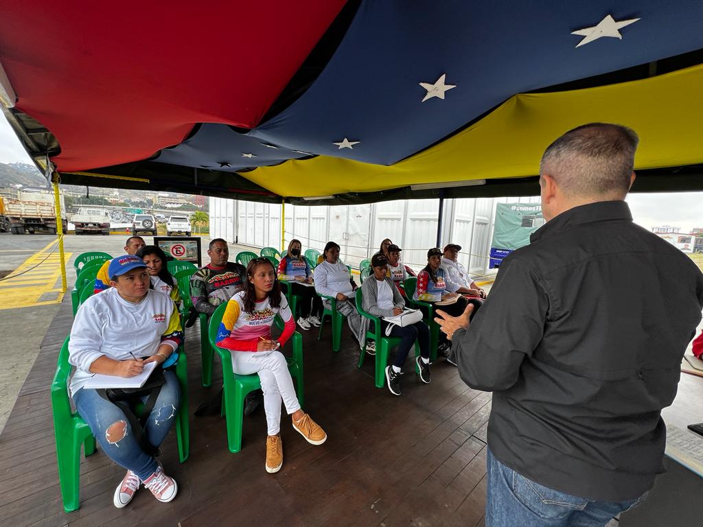 #DeIntéres | En la sede de @Barrio_Tricolor en la Yaguara, se esta realizando una reunión con los misioneros y misioneras de la Gran Caracas para discutir las líneas estratégicas emanadas por el Pdte. @NicolasMaduro. @GRaulparedes @GReynzerRojasO #CeseALasSanciones