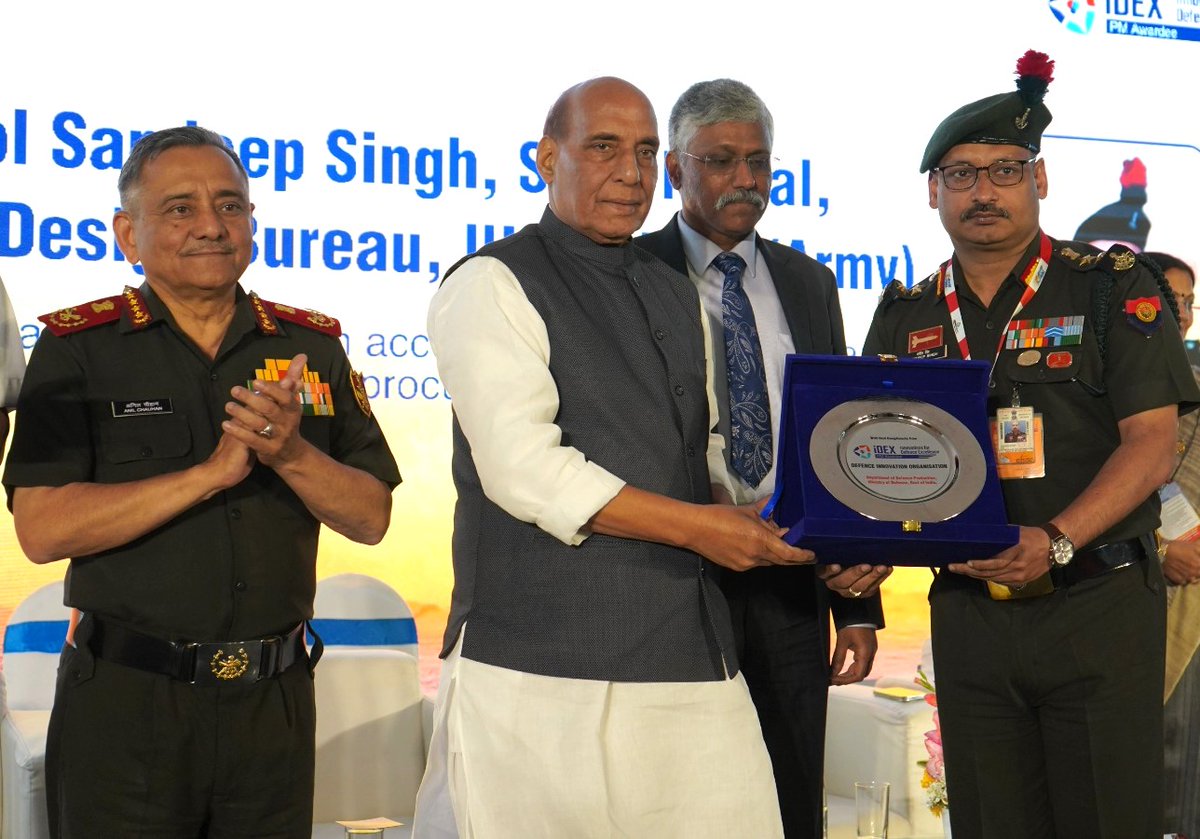 Raksha Mantri Shri Rajnath Singh felicitated Col Sandeep Singh, #IndianArmy for his stellar contribution in accelerating iDEX Projects and in facilitating the fast track procurement of iDEX products,  during #Manthan Ceremony at #AeroIndia.

#IndianArmy 
#OnPathToTransformation