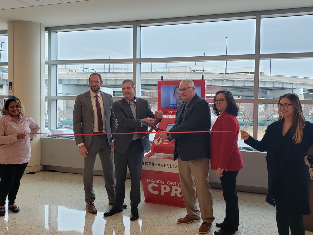 LisaAtAHA's tweet photo. Unveiled a new @American_Heart  CPR Kiosk at @fly2midway yesterday.  This marks the 6th kiosk placed in Chicago and will train thousands in CPR. #3forheart #CPRsavesLives 
Thanks to @MidAmCarpenters and @LiUNAchicago for making this possible! https://t.co/7VaCfx8OEV