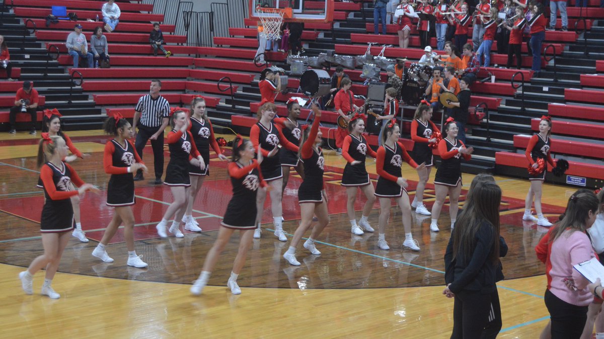 Lansing Cheerleaders were showing their Lion Pride! <a href="/usd469/">Lansing USD 469</a> <a href="/lansingcheer/">Lansing HS Cheerleading</a> <a href="/LansingLionsLL/">LansingHS Activities</a> <a href="/ACPenrose/">Alan Penrose</a> #proudofthepride