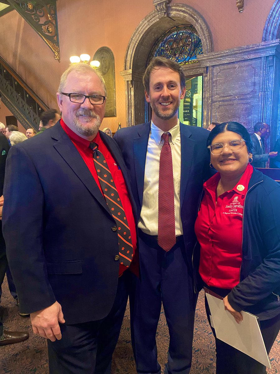 ThomasMcElveen's tweet photo. My home community is very fortunate to have a satellite campus of @UofSC in @USCSumter and it was good to see USC-Sumter Dean Michael Sonntag and Student Body President Ellese Rojas during #USCDay at the State House https://t.co/t3pmESNMKr