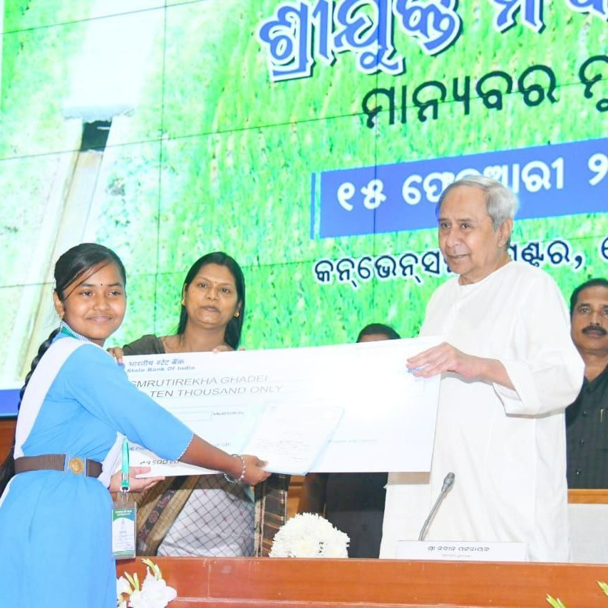 CMO_Odisha's tweet photo. ମୁଖ୍ୟମନ୍ତ୍ରୀ ଶ୍ରୀ @Naveen_Odisha ରାଜ୍ୟସ୍ତରୀୟ ପାଣି ପଞ୍ଚାୟତ ପକ୍ଷ-୨୦୨୩ ଉଦଯାପନୀ ସମାରୋହରେ ମୁଖ୍ୟ ଅତିଥି ଭାବେ ଯୋଗ ଦେଇଛନ୍ତି। ପାଣି ପଞ୍ଚାୟତ ଆଜି ଏକ ଆନ୍ଦୋଳନରେ ପରିଣତ ହୋଇଥିବା ଉଲ୍ଲେଖ କରି ଚାଷୀ ଭାଇଭଉଣୀମାନଙ୍କ ଭାଗିଦାରୀ, ନିଷ୍ଠା ଓ ସହଯୋଗ ଯୋଗୁ ଏହା ସମ୍ଭବ ହୋଇପାରିଛି ବୋଲି ସେ କହିଛନ୍ତି। https://t.co/RaTUQ7I1dr