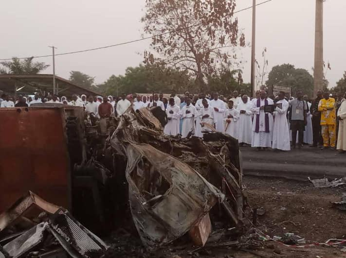 AfricaSecondes's tweet photo. #Bénin |Drame de Dassa : Les Fidèles catholiques sur les lieux
Le diocèse de Dassa pour célébrer une messe en mémoires des victimes de l'accident mortel survenu le 29 janvier passé.
#Afrique #Actualités #45second #gouvbenin #bénin229 #patricetalon #Cotonou #Dassa https://t.co/MB0quuQSuG