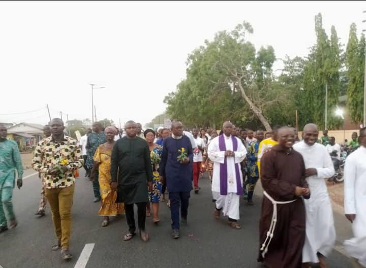 AfricaSecondes's tweet photo. #Bénin |Drame de Dassa : Les Fidèles catholiques sur les lieux
Le diocèse de Dassa pour célébrer une messe en mémoires des victimes de l'accident mortel survenu le 29 janvier passé.
#Afrique #Actualités #45second #gouvbenin #bénin229 #patricetalon #Cotonou #Dassa https://t.co/MB0quuQSuG