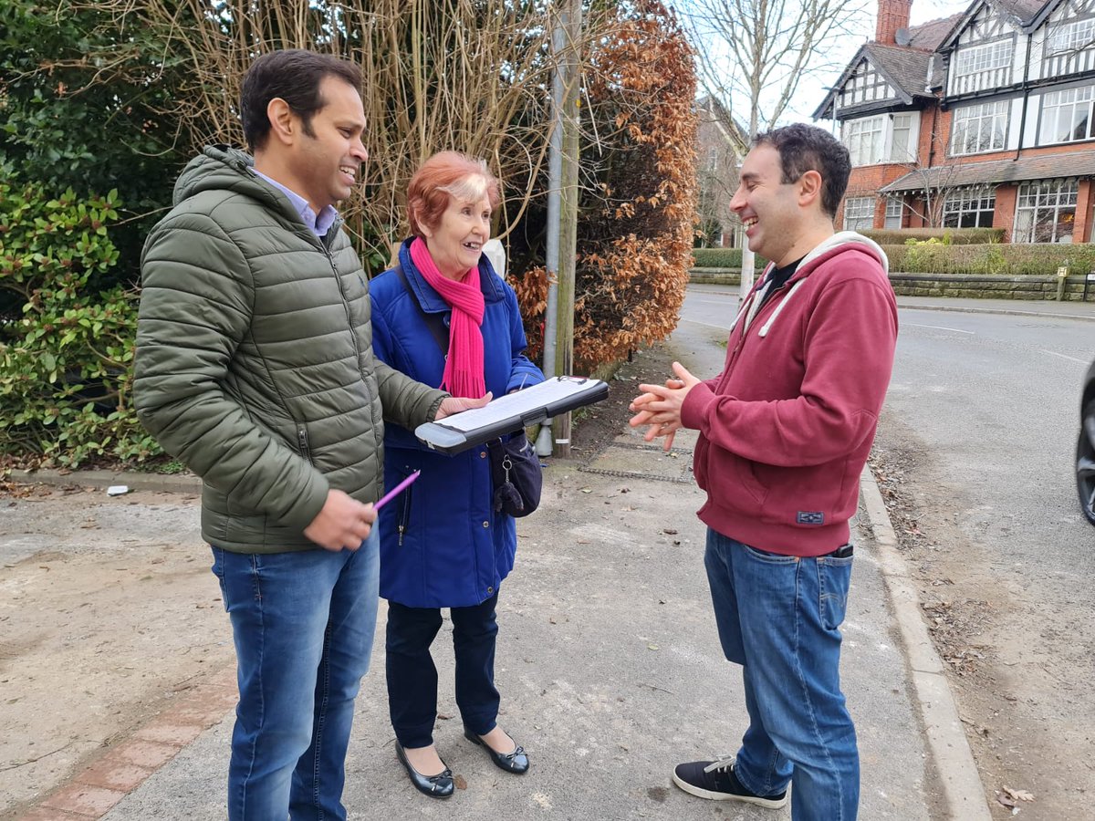 Out and about this week talking to residents in Hale.
Very positive on doorsteps with Cllr @chalks84 @NathanEvansTeam @LauraEvansTeam , Sue Carrol and Michael
#teamwork #trafford #hale #halebarns
@CCACllrs @TraffordBlue
