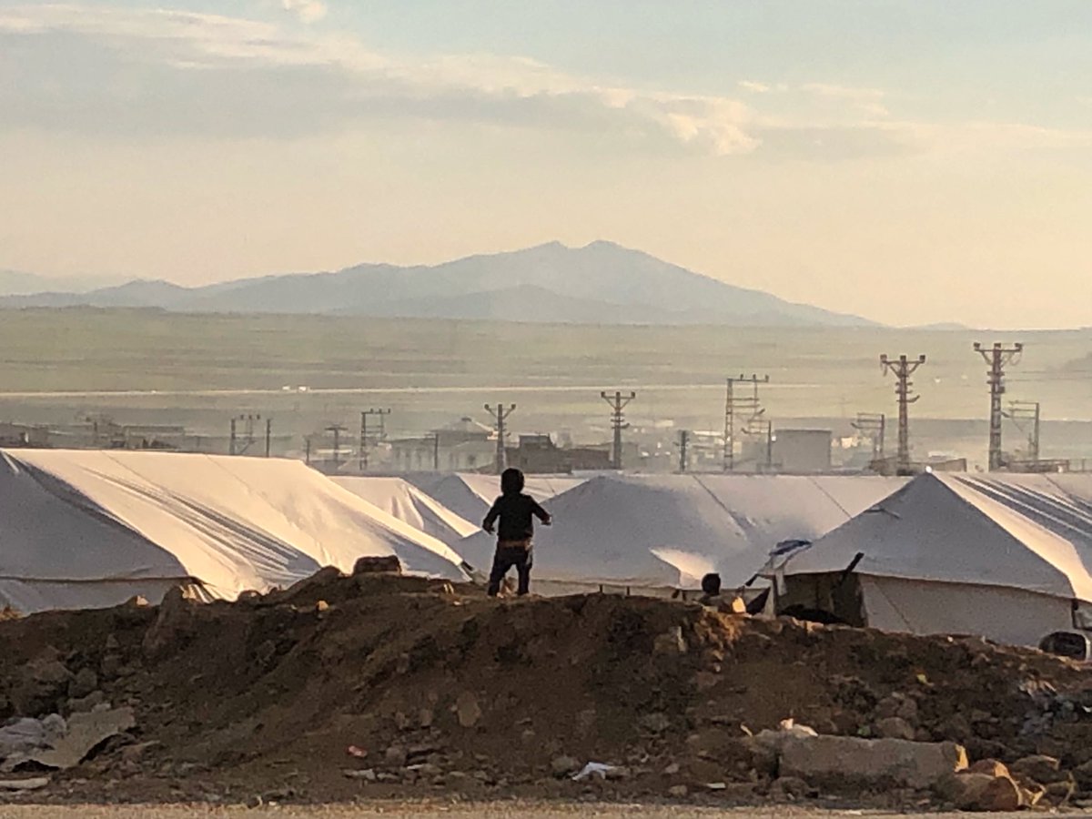 A Nurdagi, ville montagneuse, les dégâts sont tels que les autorités veulent tout raser pour mieux reconstruire. En attendant, des centaines de familles avec enfants vivent dans des camps de fortune, dans le froid. #earthquaketurkey #france24