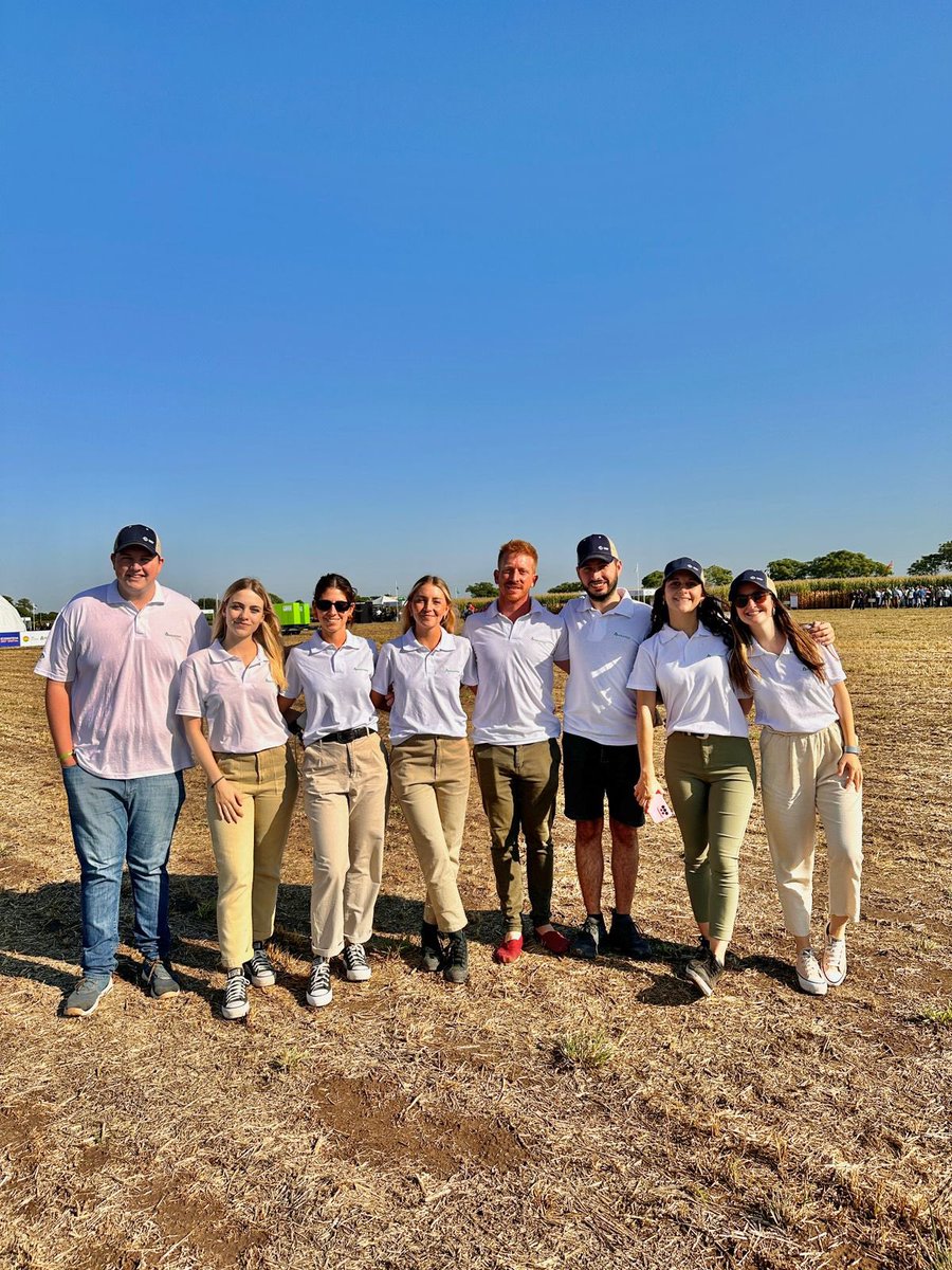 ACAJovenes's tweet photo. A este #MiercolesDeCampo 🌱🐮 lo estamos viviendo desde 📍San Agustin en el #ACampoAbierto de @ACAcoop 🇦🇷🧉 

Te dejamos una foto del equipo, con el cual estamos midiendo la huella de CO2 emitidas en el evento💪 https://t.co/mxw3jL9nAX