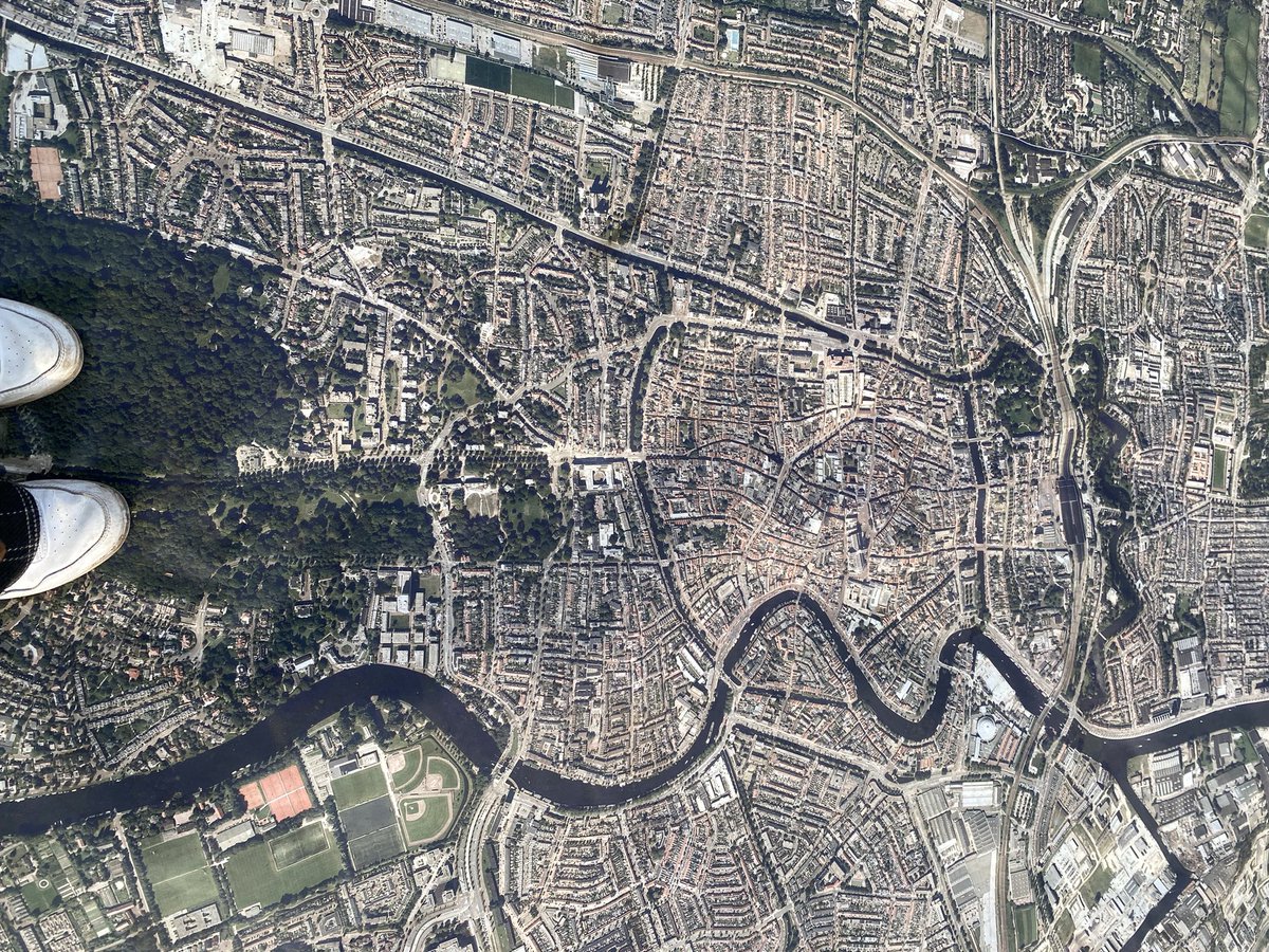 De reuzenkaart van Noord-Holland ligt weer! Dit keer bij het Provinciehuis in <a href="/gemeentehaarlem/">Gemeente Haarlem</a> Altijd een goede aanleiding voor discussie en verwondering. Je ziet verbanden en schaal op een andere manier #omgevingskwaliteit <a href="/SlabbersSteven/">Steven Slabbers</a>