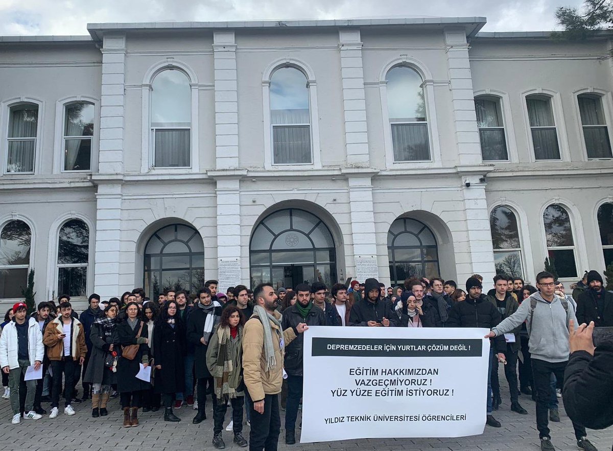 uniteroru's tweet photo. Yıldız Teknik Üniversitesi Öğrencileri:

"Depremzedeler için yurtlar çözüm değil! Eğitim hakkımızdan vazgeçmiyoruz. Yüz yüze eğitim istiyoruz!" https://t.co/gZrDFIo2OA