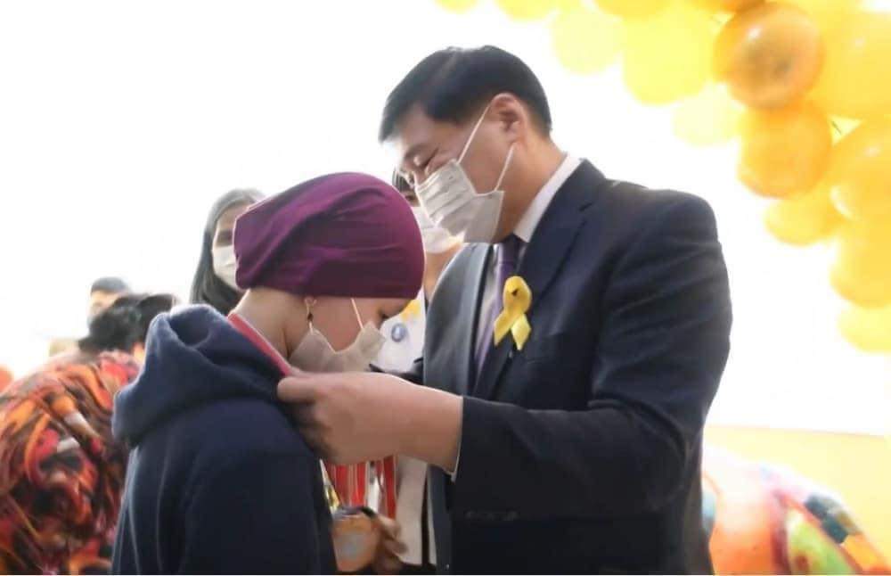 Оюун-Эрдэнэээ танай танхимд эрүүл сэтгэхүйтэй сайд байна уу. 
Ард түмэнийг, хүүхдүүдийг арай доромжилж байгаа юм бишүү. Өвчтэй хүүхдэд эм эмнэлэг хэрэг болхоос "Өвчинтэй тэмцэгч" медаль хэрэггүй. НОВШОО... НАД ПЯХЛУУГАА ЗАЙЛУУЛ...