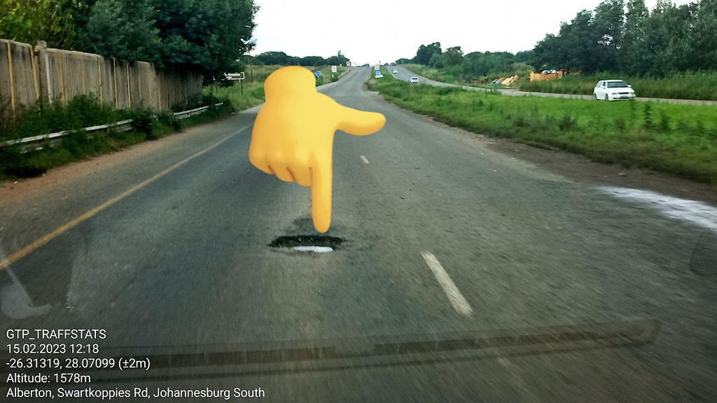 GTP_Traffstats's tweet photo. ⚠️⚠️⚠️R554 btwn Mall of the South and Brackenhurst.
Recurring #RoadRisks
1.Drainage /culverts blocked 》》water pooling : right lane
2. Multiple large potholes, incl some covered by stagnant water
3. No road shoulder / Median clearance
@GPDRT_ Please intervene
@mec_transportGP https://t.co/NdtLmVBOt1