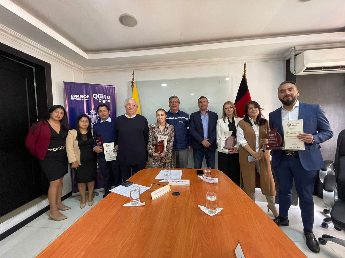 ObrasQuito's tweet photo. #EstaMañana | Entregamos públicamente un reconocimiento formal a las empresas que dejaron su ℍ𝕌𝔼𝕃𝕃𝔸 𝔼ℕ ℚ𝕌𝕀𝕋𝕆 y aportaron en el proyecto de embanderamiento de la ciudad. ❤️💙
#PorUnQuitoDigno
@santiguarderas https://t.co/dWuZ0DTLQD