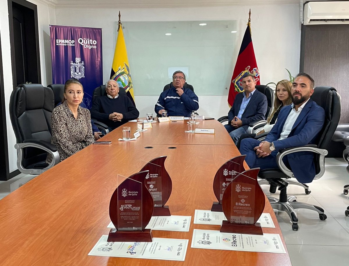 ObrasQuito's tweet photo. #EstaMañana | Entregamos públicamente un reconocimiento formal a las empresas que dejaron su ℍ𝕌𝔼𝕃𝕃𝔸 𝔼ℕ ℚ𝕌𝕀𝕋𝕆 y aportaron en el proyecto de embanderamiento de la ciudad. ❤️💙
#PorUnQuitoDigno
@santiguarderas https://t.co/dWuZ0DTLQD
