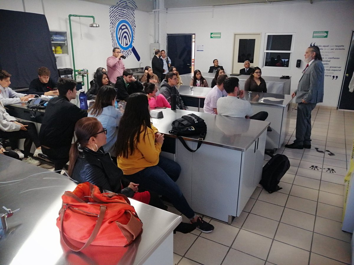 CSHUNIVA's tweet photo. Conversatorio con estudiantes de la Licenciatura en Criminología y Criminalística sobre "Elaboración de perfiles criminales analizando la escena del crimen" con el Dr Alfredo Rodríguez García. Consolidando programa y formación integral. https://t.co/lD3TEihP2Q