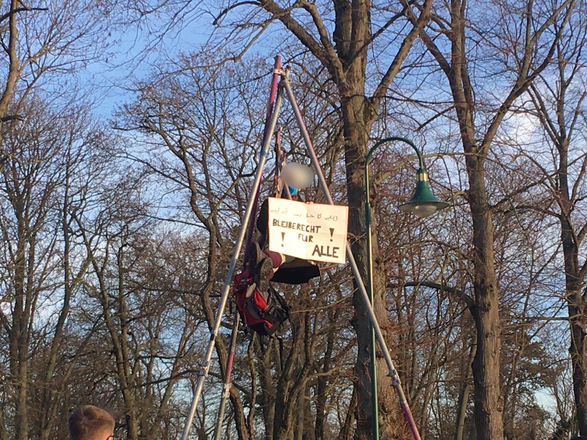 blockfortresseu's tweet photo. Auch unsere Blockade an der Kirchstraße steht. Damit das lange so bleibt, kommt nach #Schönefeld und supportet uns am Terminal 5! Heute ist nur der Anfang. Abschiebungen gehören abgeschafft. #Bewegungsfreiheit und #Menschenrechte statt Grenzschutz und #Nationalismus! #sf1502 https://t.co/NvQjtPVras