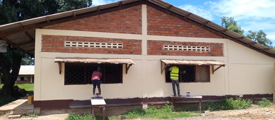 Enabel_en_RCA's tweet photo. Les travaux de Réhabilitation des ateliers de formations au sein du Centre de Formation Don Bosco (à Bangui) avancent bon train. 3 sur 4 ateliers attendus sont déjà prêts à l’emploi. Ces travaux devraient prendre fin le 22 février 2023. #DevrurII @UEenRCA  @jeanvanwetter https://t.co/oiyL1sTgzG