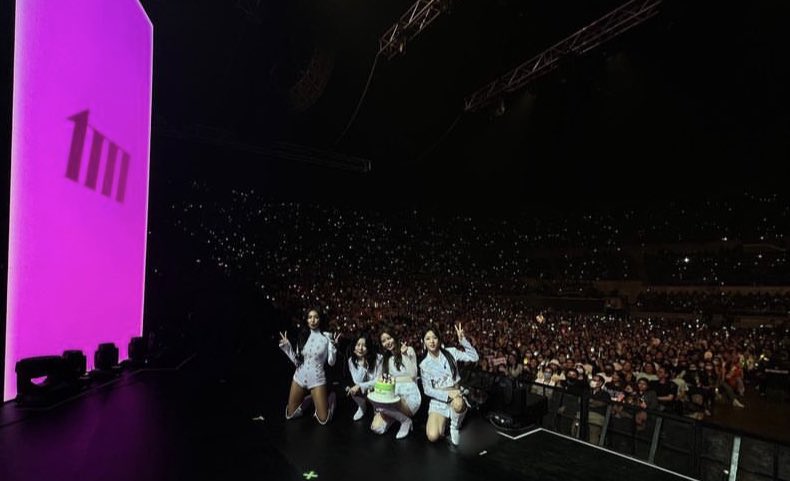 lunatala_'s tweet photo. MyCon PH | 2/12/23 | Araneta Coliseum (Concert, VCR, Send off)

Destined to be with MAMAMOO 💚🤍
•Moonbyul•Solar•Wheein•Hwasa•

"Shot puno!"
"Jusko pooo!"
"Masaya po ba? Masaya po ba?!"
"Uliiit"
"Mamamoo tuloy-tuloy."

#MAMAMOO #MAMAMOOinPH #MAMAMOOinMNL #MyConPH #MYCONinMNL https://t.co/uT6zvPkqoe