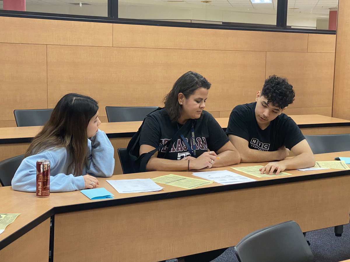 Justin_D_James's tweet photo. Our amazing @MHSLions instructional aides and coaches are having one on one conferences with students to set goals for TELPAS! #BeingIntentional #LionsAreLearning #MyMISD #ELexcellence https://t.co/CcWbNWDgGL