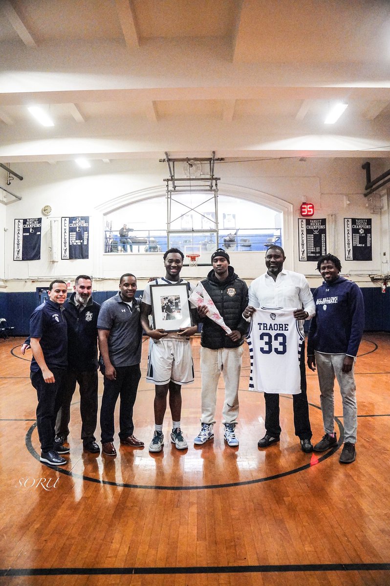 CoachSamAlston's tweet photo. SENIOR NIGHT 🎓🏀

Class of 2023
Lamec Guerrero 
Souleyman Traore 
Thisara Hewavitharana 
Anu Agosa
Matthew Quinones 

#gaelsillustrated #gaelsoversnails https://t.co/zpZWMwT0eW