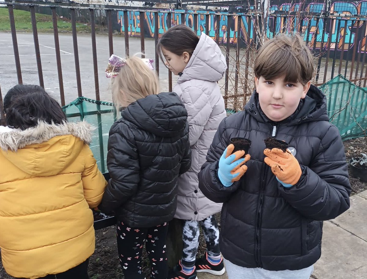 myKFCA's tweet photo. Another #KennyFields Young Growers session this morning learning about the season and what we can sow in February.  First chance for the kids to see the new @FirstTunnels polytunnel too.  Thank you @CF_Merseyside @TNLComFund #AwardsForAll @LpoolCityRegion #GreenLCR https://t.co/66WUQ2B5rh
