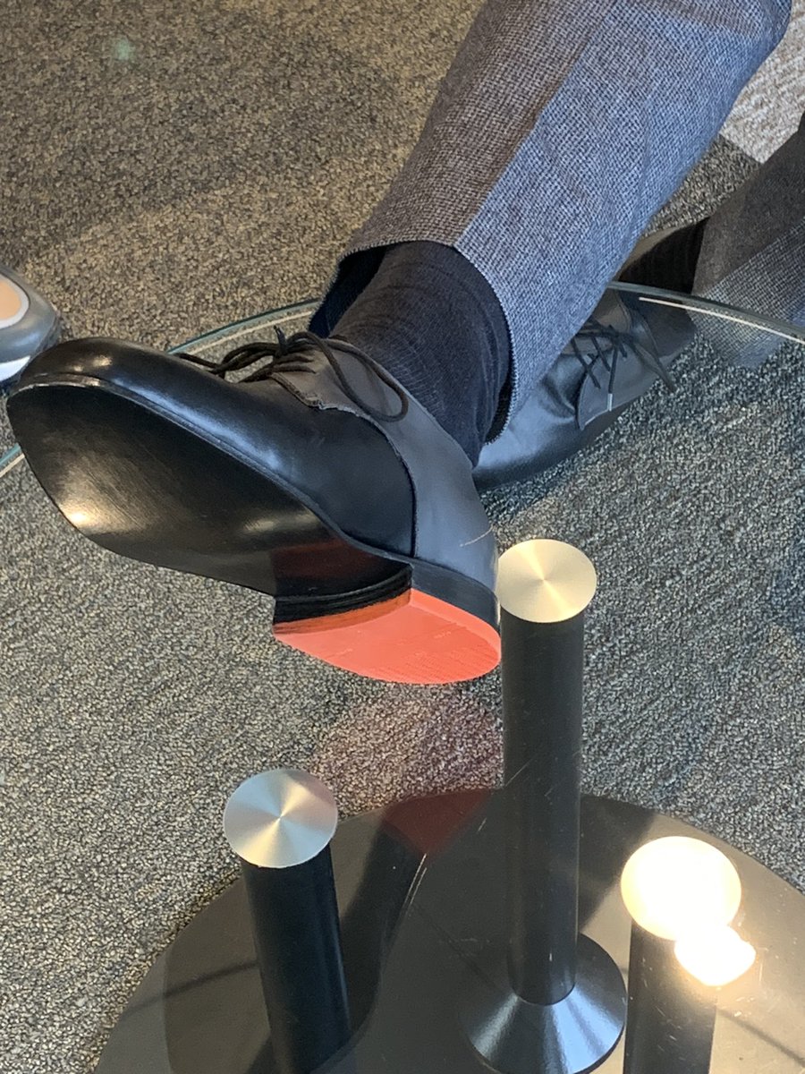 Ook dit is #mbo! Prachtige, volledig op maat en handgemaakte nieuwe schoenen, speciaal ontworpen en vervaardigd door Tom Winters, student aan de @shoe_academy. Heel veel dank Tom, ik ga ze met trots en als statement (uit)dragen #vakmanschap