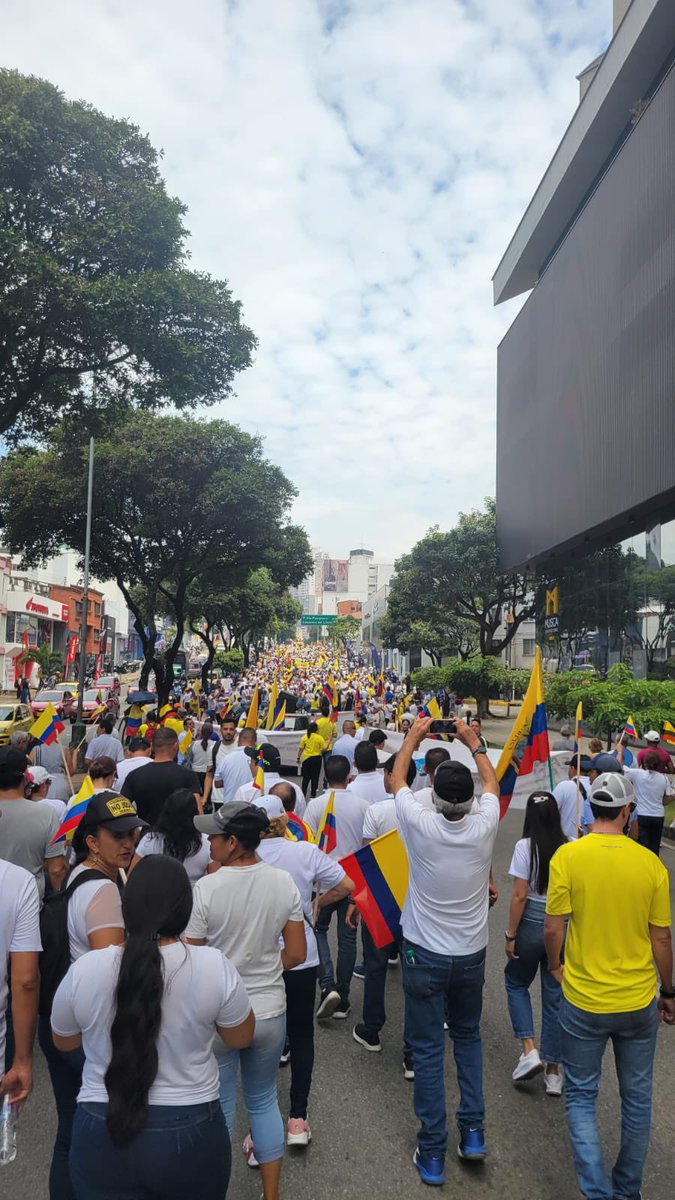 everstrongever's tweet photo. BUCARAMANGA  no se rinde ante las nefastas reformas que propone Petro.

https://t.co/UwRyzHIZU4