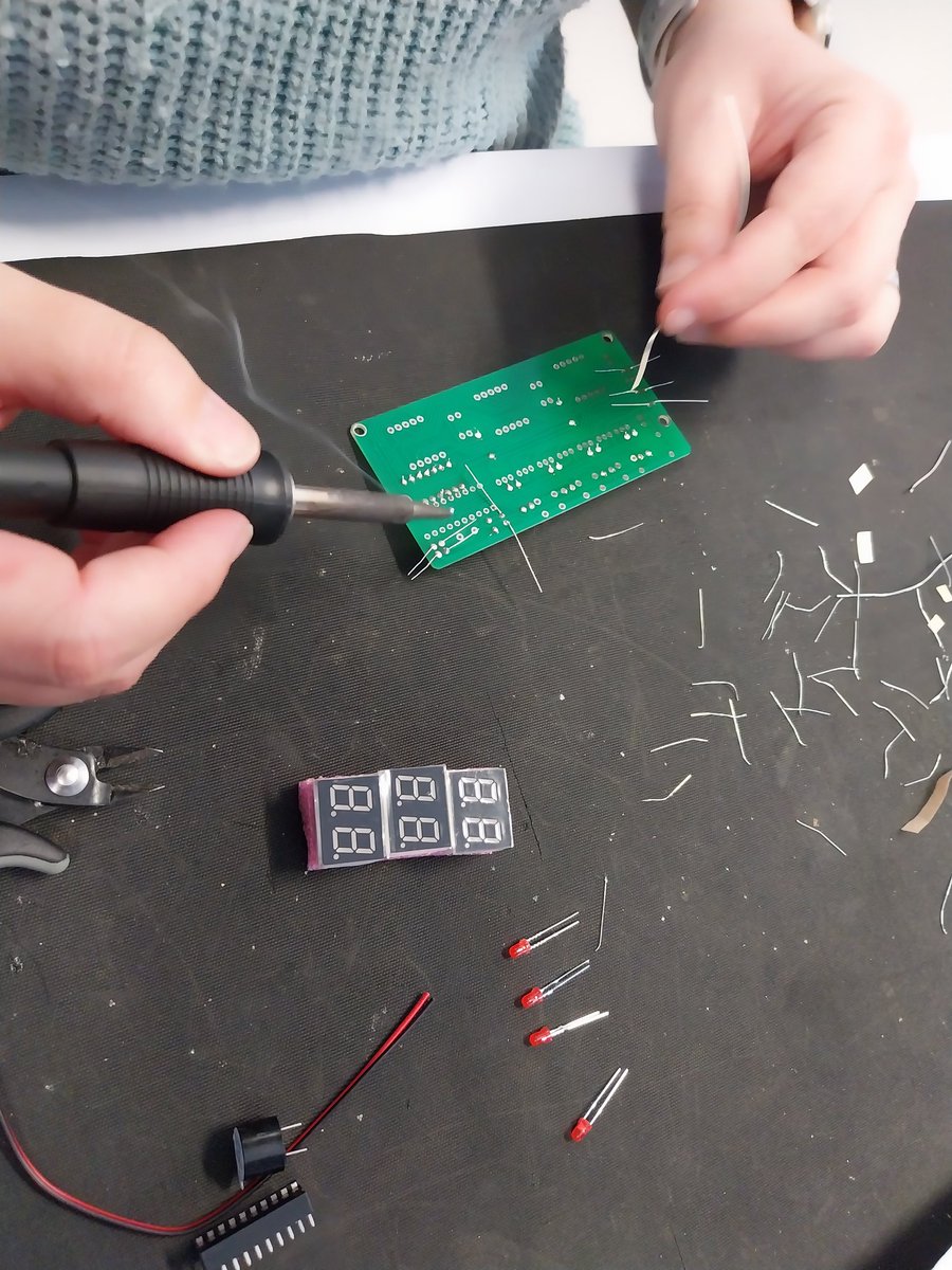 ElectronicsJon's tweet photo. Great to see such a variety of tasks in todays #DiamondWednesdayTUOS more next week when we will be exploring arduinos. @TUoSEEE @SheffUniEng @ShefACSE @shefcompsci https://t.co/NQDtxbNzAH