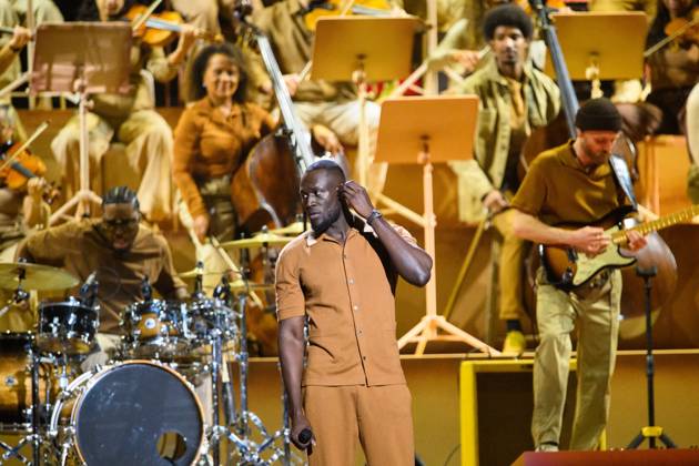 RWCMD's tweet photo. Stormzy + Orchestra = #SymphonicStormzy 😍🎶

Llongyfarchiadau #RWCMDStrings grads @eveabiodun and Telmo Martins who with the @Chineke4Change orchestra, played accompaniment to Stormzy's performance of 'Hide and Seek' and 'I Got My Smile Back' at the #BRITs 

#RWCMDCreative https://t.co/Fr1HBdIIPP