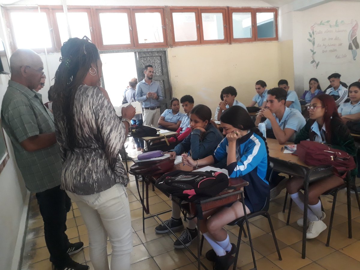 Miembros del Consejo de Dirección Municipal, recorren el duodécimo grado del IPU Roberto Ramírez Delgado en #Niquero, para evaluar la estrategia para el ingreso a la Educación Superior. #SomosCuba, #EducaciónGranma, #ProvinciaGranma. <a href="/TeresaTrinchet/">Teresa Luisa Pérez Trinchet</a>, <a href="/dpegranma/">Dirección General de Educación, Granma, Cuba</a>, <a href="/CapoNapoles/">Yanaisi Capó Nápoles</a>.