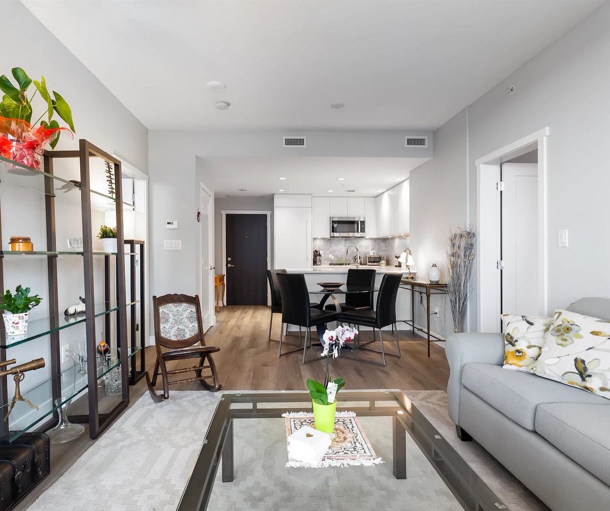 🔑Live in Lower Lonsdale

2 bedrooms, 2 full bathrooms and an open, inviting plan providing excellent space for entertaining and relaxed easy living with a large useable deck, island/breakfast bar and great VIEWS too in the heart of it all!

🏡608 118 Carrie Cates Cr
$1,269,999