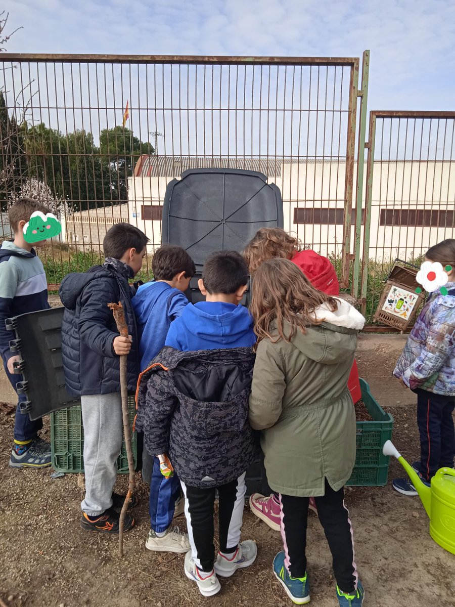 consorcio_crea's tweet photo. 🍂 El alumnado del colegio Mare de Deu de Gracia de #Biar está realizando muy bien su trabajo de #compostaje. Así lo confirma el equipo técnico del consorcio en su visita al centro.
@Biarsensacion
#compostaje
#compost
#EducaciónAmbiental
#CREAmosCompost https://t.co/dc7WMUDMVE